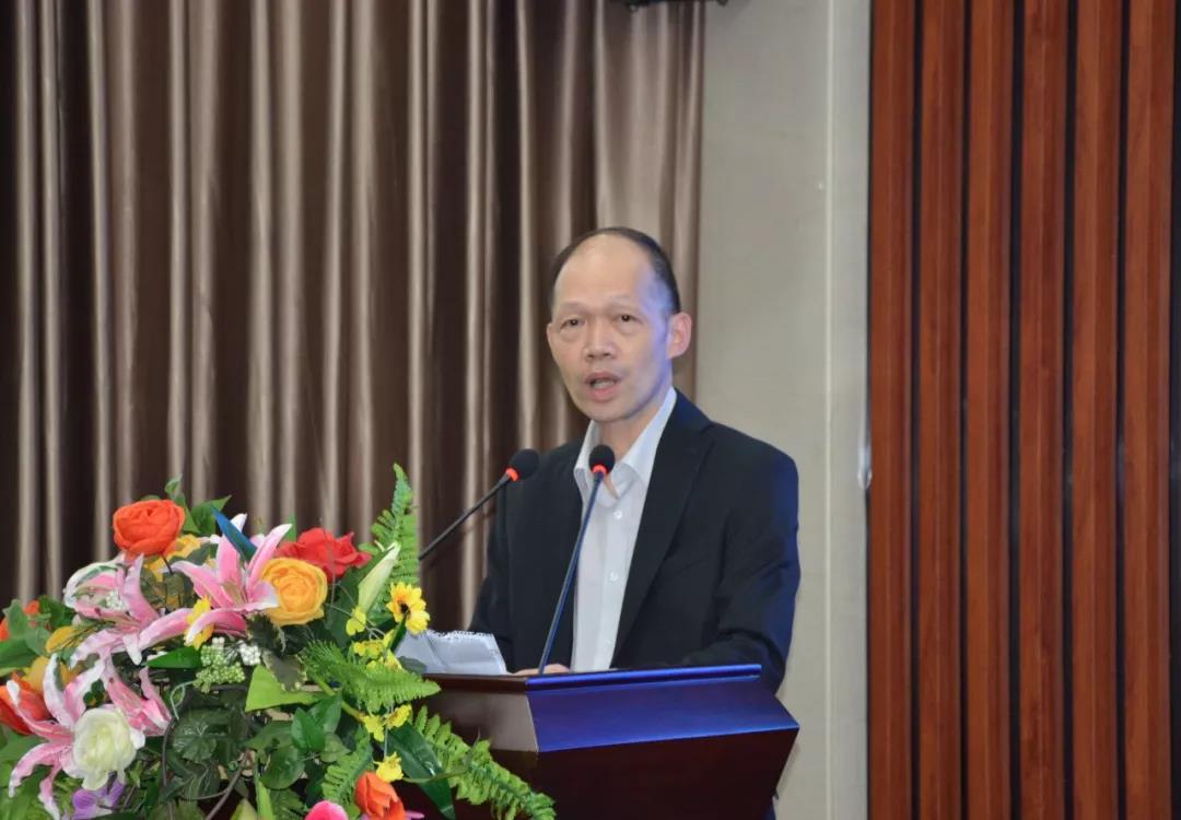 香港物流商會主席、產(chǎn)業(yè)學(xué)院董事（香港）鐘鴻興